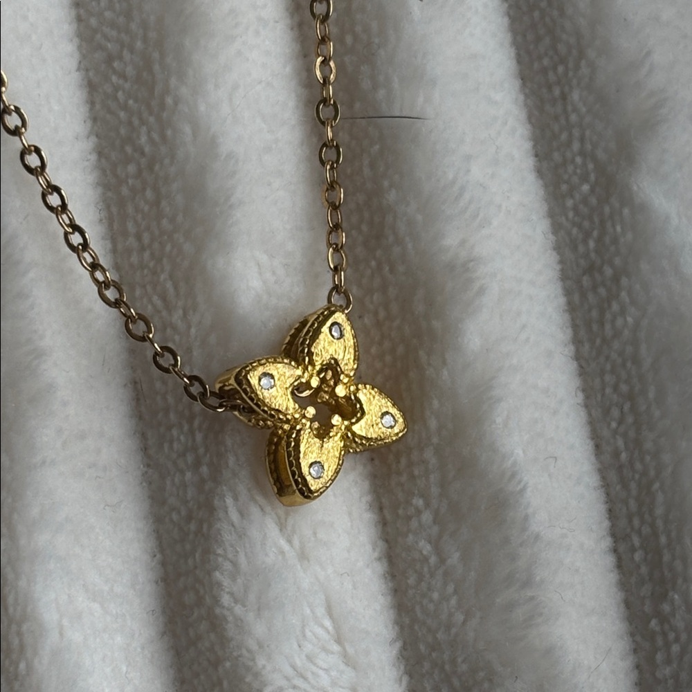 Gold Floral Clover Pendant Necklace - Women Jewelry - Picture 4 of 5